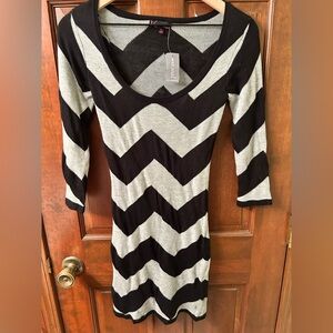t/o VTG Y2K NWT Black and White Chevron Sweater dress. Size S